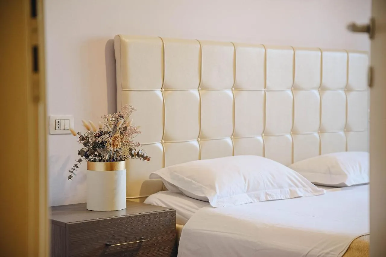 Cozy Rooftop Apartment - Your Home, Away From Home! Tirana