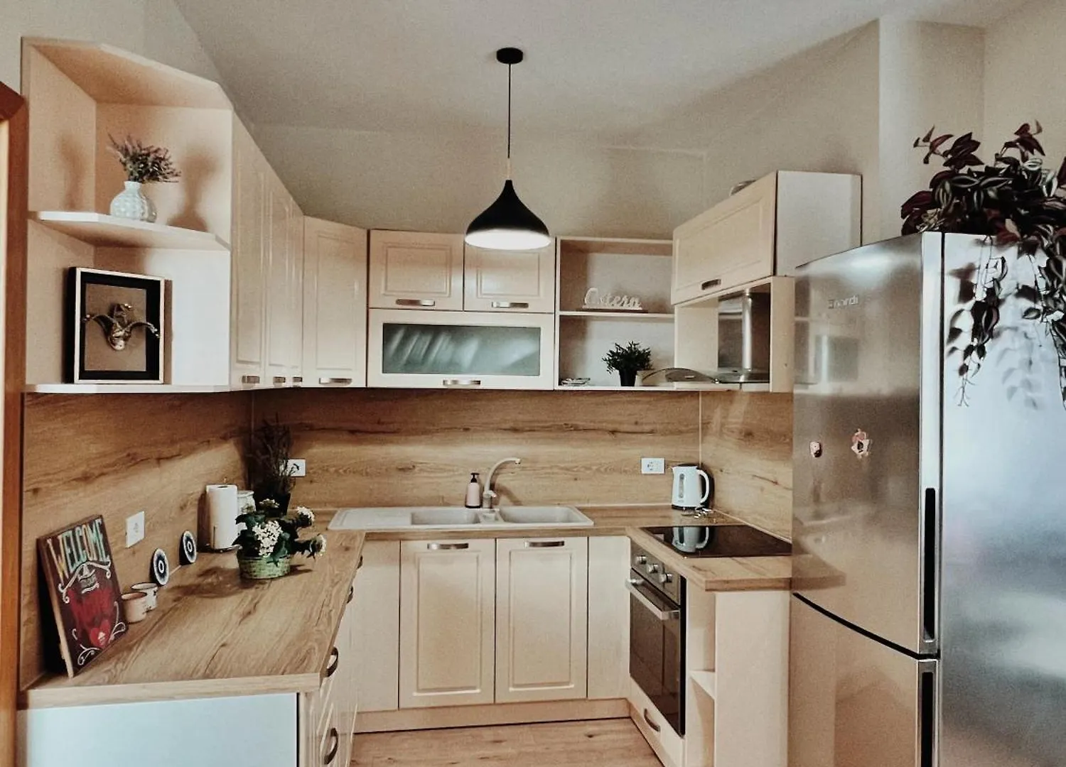 Cozy Rooftop Apartment - Your Home, Away From Home! Tirana