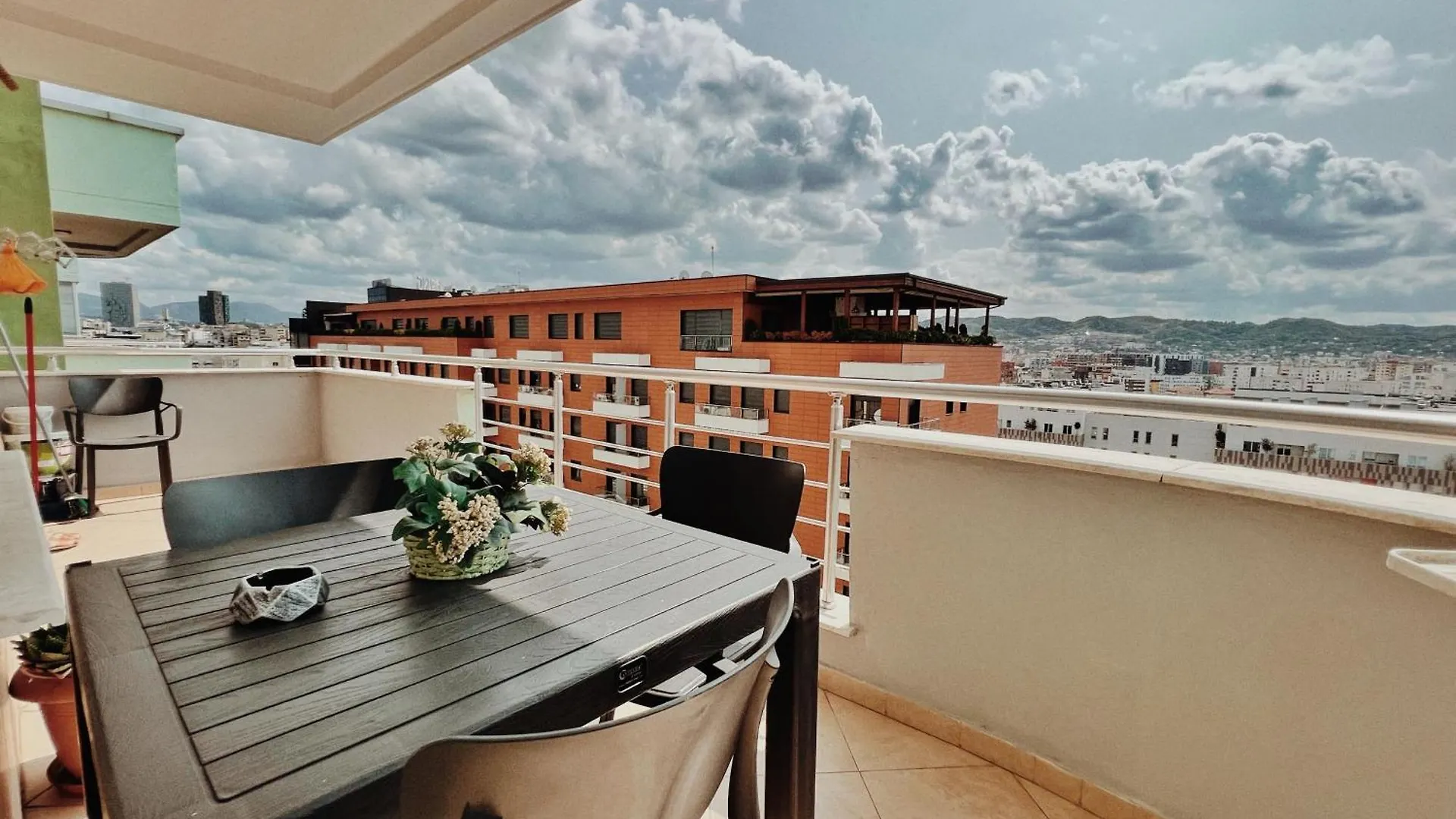 Cozy Rooftop Apartment - Your Home, Away From Home! Tirana
